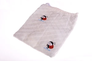 Плед вязанный Ladybug на травке 90*80 см молочный