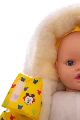 Чоловічок на хутрі для дівчинки Babykroha без логотипу з принтом Міккі жовтий