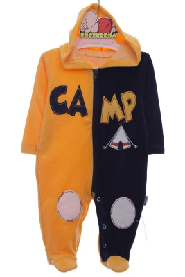 lyudina-velyur-na-zmiyci-camp-zhovtiy